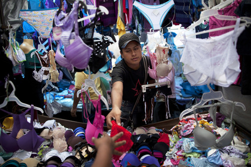 Tylor chọn mua quần áo lót tại chợ