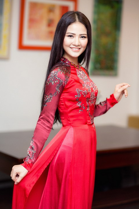 Chiếc áo dài được Quỳnh mặc tại Mrs World do NTK Lê Thanh Phương thiết kế bằng lụa tơ tằm, những họa tiết hoa mai và con cò trên áo do họa sĩ Trần Hồng Sương vẽ tay, và được cách điệu từ họa tiết hoa mai, con cò trên điêu khắc cổ của Việt Nam