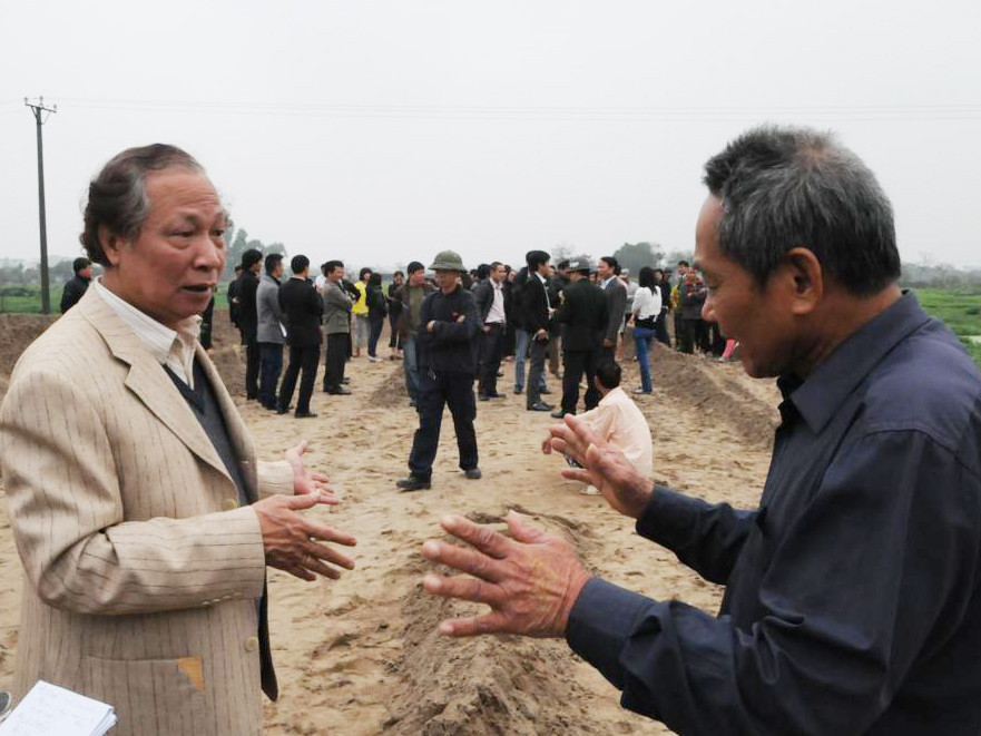 ông Nguyễn Văn Trường- Phó Giám đốc Công ty cổ phần Đầu tư Quốc tế CT Việt Nam trả lời thắc mắc của người dân. Ảnh: Tuấn Nguyễn