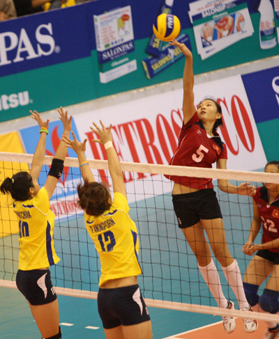 Từ chỗ ngang ngửa với người Thái, bóng chuyền nữ VN (phải) đã tụt lại khá xa. ảnh: Tường Vũ