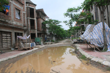 Trục đường chính là những vũng nước chiếm nguyên bề mặt đường