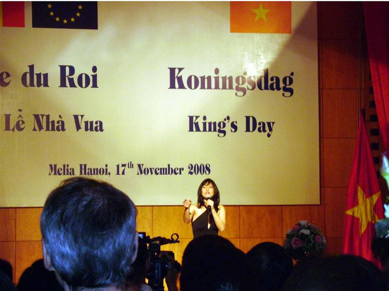 Các quan khách nín thở nghe Quỳnh Anh hát