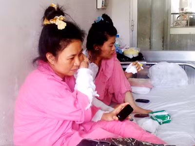 Sức khoẻ một số nạn nhân bị tạt a xít và xăng trong gia đình bà T. đã bắt đầu có tiến triển tốt. Sức khoẻ một số nạn nhân bị tạt a xít và xăng trong gia đình bà T. đã bắt đầu có tiến triển tốt