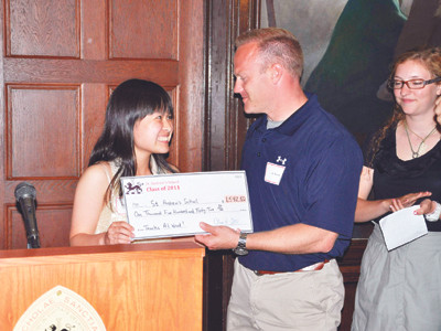 Tôn Hà Anh (với cương vị Chủ tịch Hội học sinh khóa 2011 của trường ST.Andrew’s) trao quà cho chương trình thể thao của trường