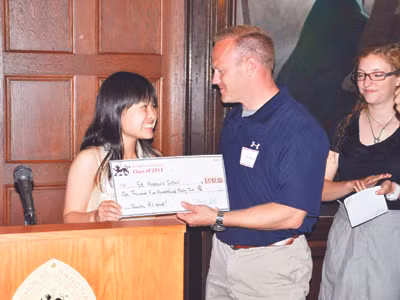 Tôn Hà Anh (với cương vị Chủ tịch Hội học sinh khóa 2011 của trường ST.Andrew’s) trao quà cho chương trình thể thao của trường