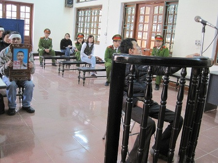 Do sức khỏe suy yếu, bị cáo Hoàng Thanh Quang phải ngồi trước vành móng ngựa