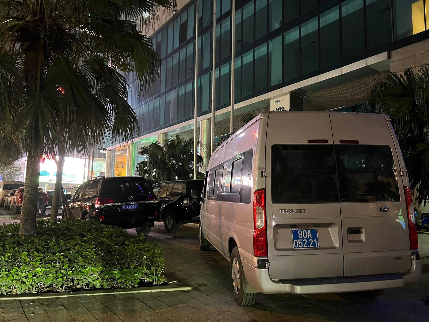 Nhiều xe công vụ xuất hiện trước cửa tập đoàn FLC. Nhiều xe công vụ xuất hiện trước cửa tập đoàn FLC.