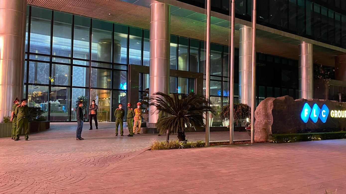 Cơ quan chức năng có mặt tại trụ sở Tập đoàn FLC. Cơ quan chức năng có mặt tại trụ sở Tập đoàn FLC.