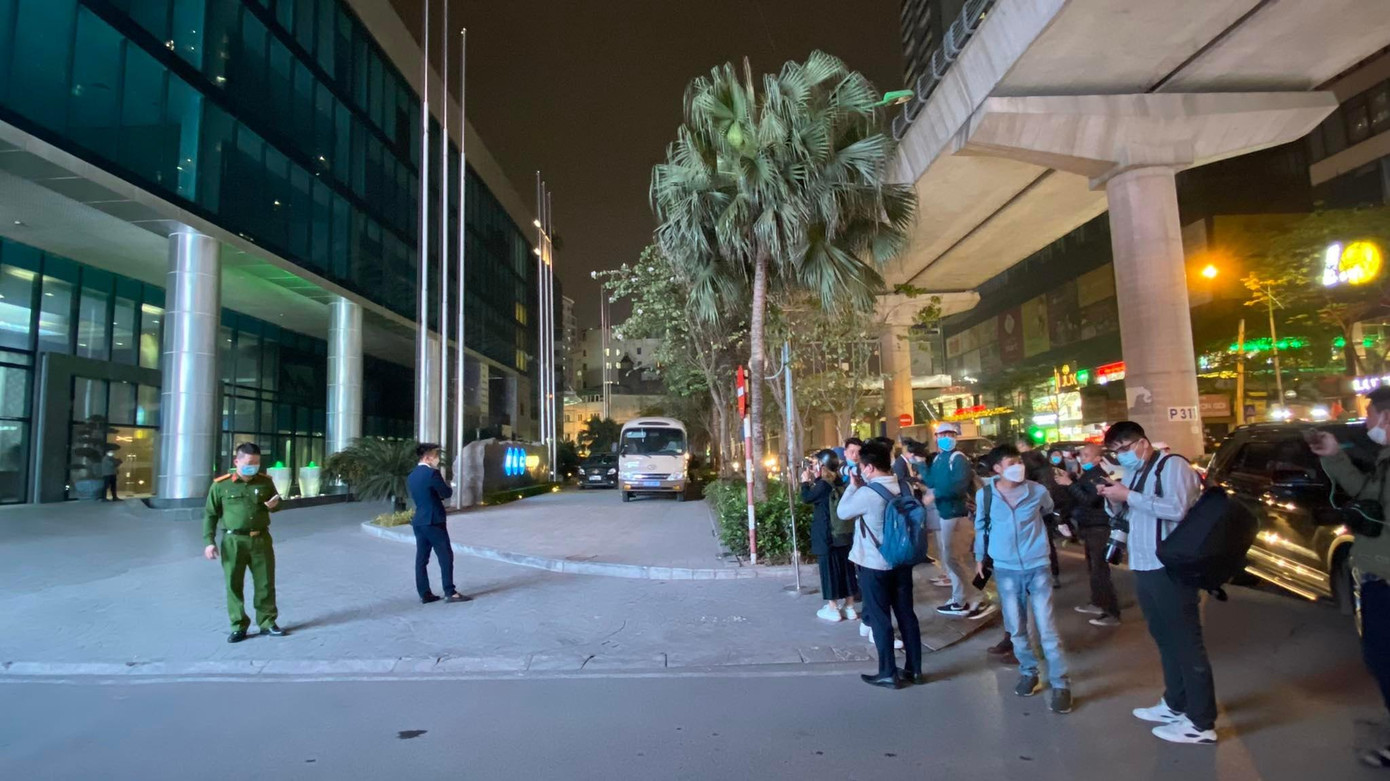 Nhiều phóng viên có mặt để theo dõi diễn biến vụ việc. Nhiều phóng viên có mặt để theo dõi diễn biến vụ việc.