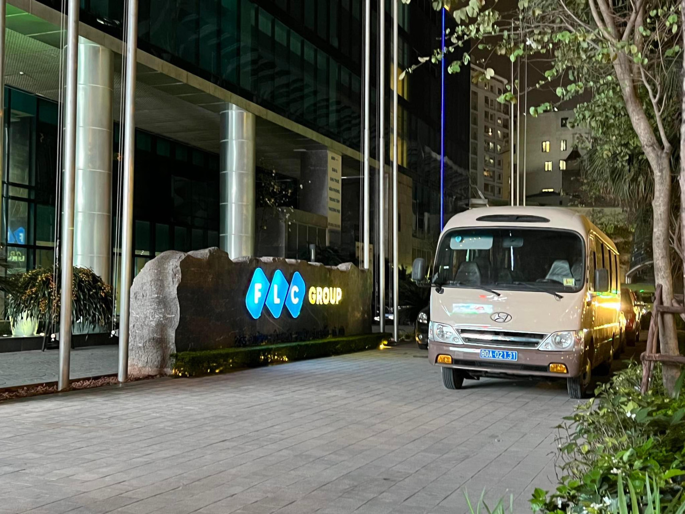 Phương tiện của cơ quan tố tụng trước cửa Tập đoàn FLC. Phương tiện của cơ quan tố tụng trước cửa Tập đoàn FLC.