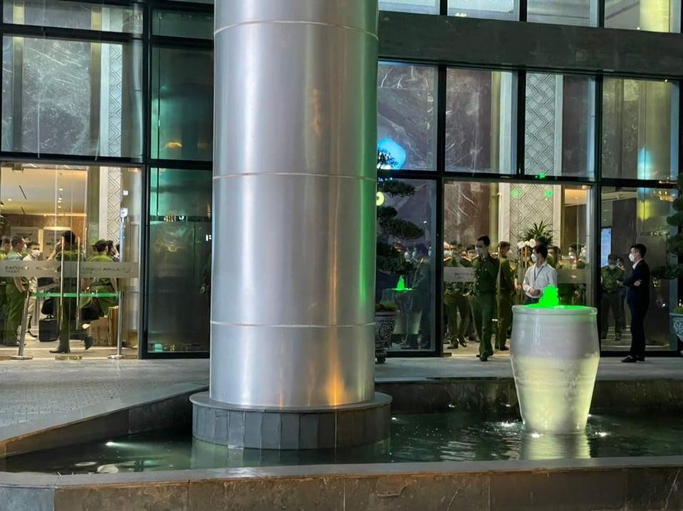 Nhiều cảnh sát có mặt tại trụ sở Tập đoàn FLC. Nhiều cảnh sát có mặt tại trụ sở Tập đoàn FLC.