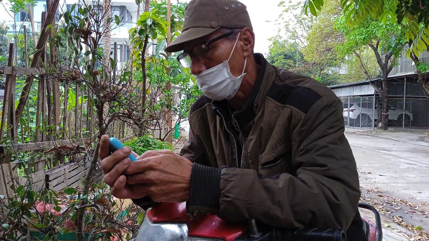 Ông Phạm Văn Năm bố nghi phạm kể lại vụ án mạng. Ảnh: N.L