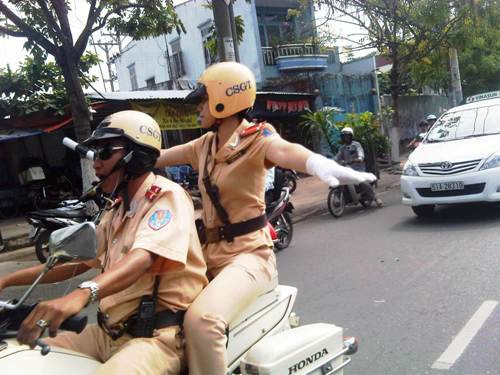Nữ CSGT dẹp đường cho đoàn khách cấp cao nước ngoài lưu thông