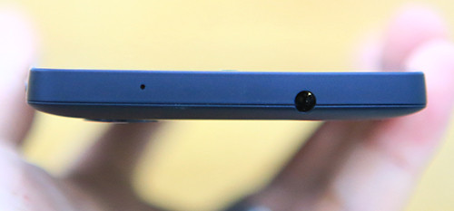  Đỉnh máy có micro và jack cắm tai nghe