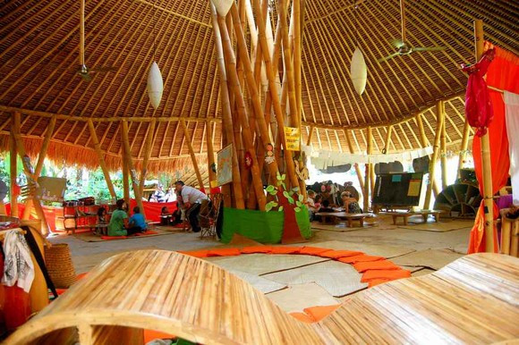 Học sinh của trường hầu hết là theo các chương trình học bổng