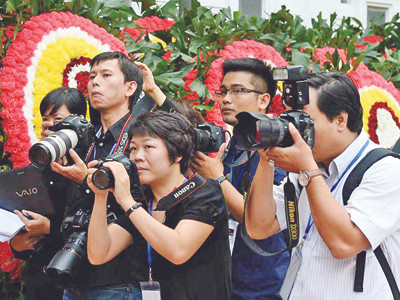 Phóng viên Công Khanh (đeo kính) túc trực trong Nhà tang lễ Quốc gia cả ngày, quên cả ăn trưa