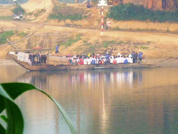 Chủ đò Nam Phong vẫn nhồi nhét khách Ảnh: H.N