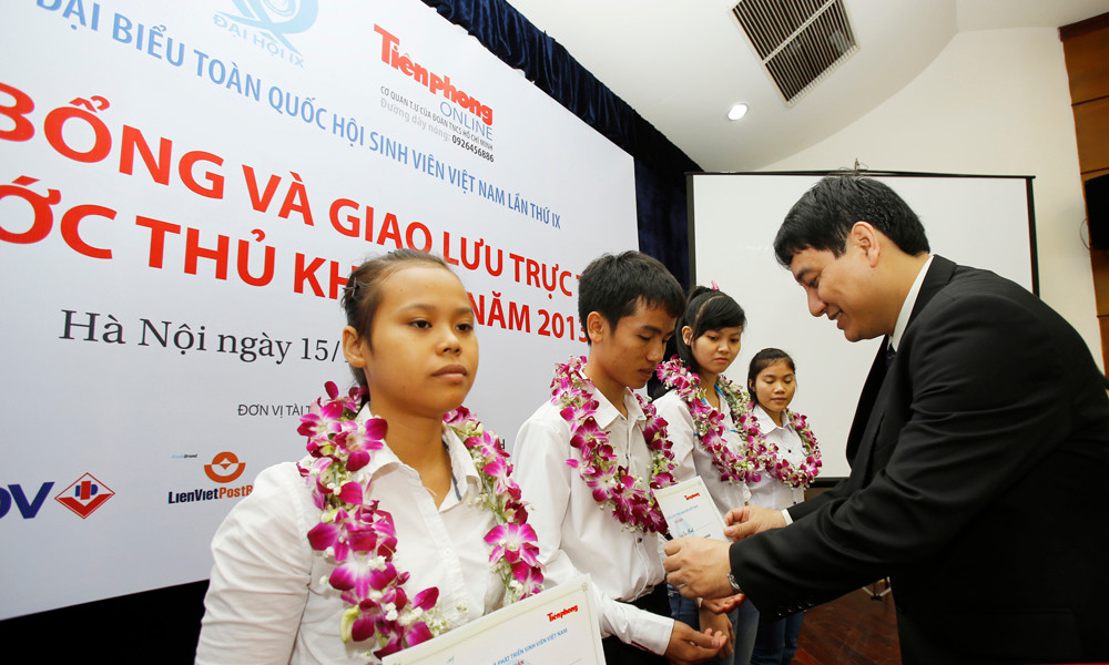 Ông Nguyễn Đắc Vinh - Ủy viên Dự khuyết T.Ư Đảng, Bí thư thứ nhất T.Ư Đoàn trao học bổng cho các Thủ khoa sáng nay, 15/10. Ảnh: Như Ý. Ông Nguyễn Đắc Vinh - Ủy viên Dự khuyết T.Ư Đảng, Bí thư thứ nhất T.Ư Đoàn trao học bổng cho các Thủ khoa sáng nay, 15/10. Ảnh: Như Ý.