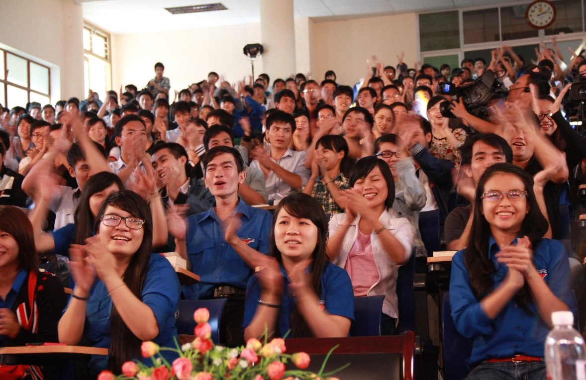 Đội cổ động cũng hào hứng không kém