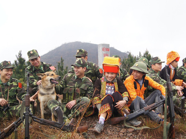Chiến sĩ trẻ và nữ dân quân người dân tộc Dao
