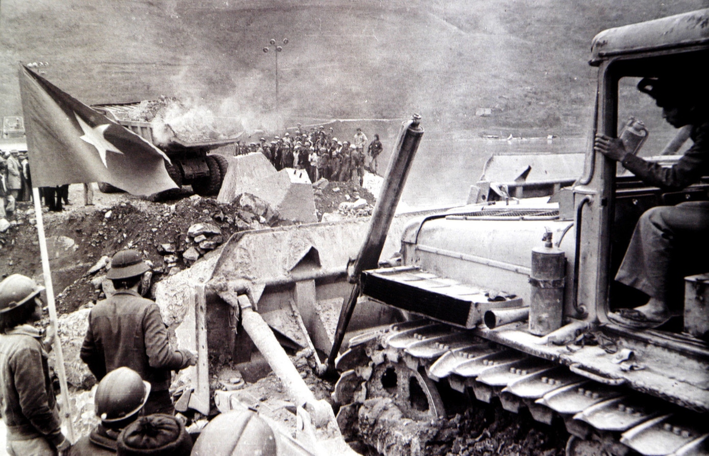 Thủy điện Sông Đà trong ngày ngăn sông