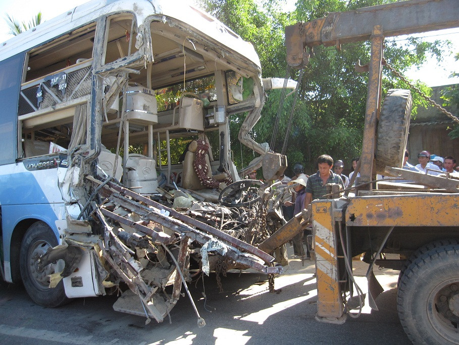 Chiếc xe khách Phú Quý bị nát phần đầu . Chiếc xe khách Phú Quý bị nát phần đầu