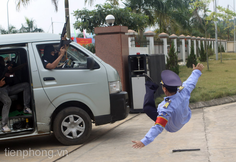 Tình huống khủng bố tấn công chiếm một nhà máy.