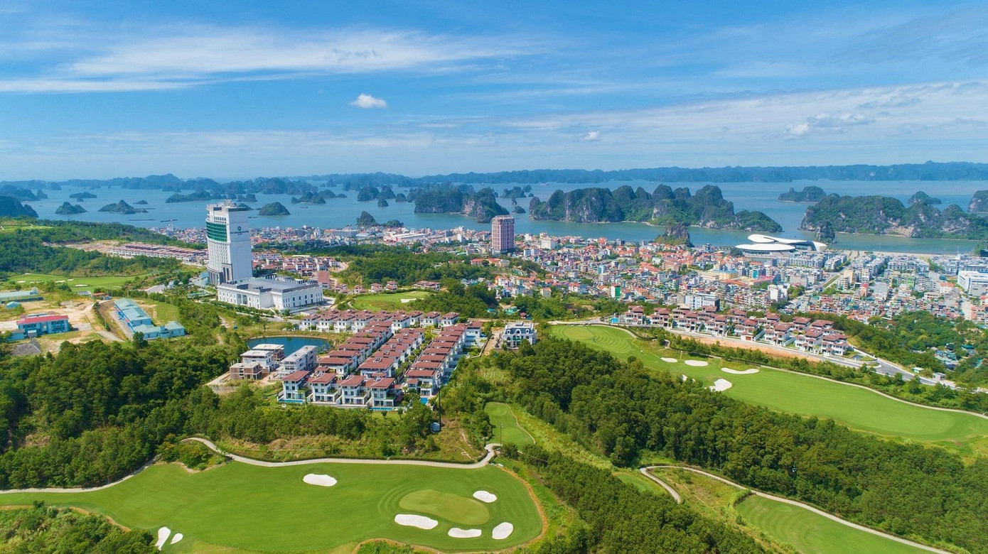 FLC Grand Villa Halong với tầm nhìn hướng vịnh.