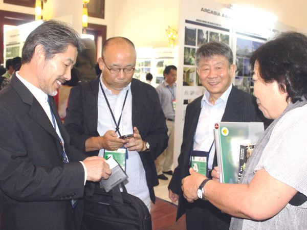 Các đại biểu trao đổi, chia sẻ kinh nghiệm phát triển đô thị bên lề hội thảo Ảnh: Nguyễn Huy 