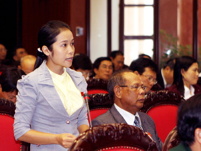 Đại biểu Quốc hội tỉnh Lâm Đồng Touneh Đrong Minh Thắm chất vấn Thống đốc Ngân hàng Nhà nước Nguyễn Văn Bình tại kỳ họp thứ hai, Quốc hội khóa XIII, ngày 24-11-2011 Ảnh: TTXVN. Đại biểu Quốc hội tỉnh Lâm Đồng Touneh Đrong Minh Thắm chất vấn Thống đốc Ngân hàng Nhà nước Nguyễn Văn Bình tại kỳ họp thứ hai, Quốc hội khóa XIII, ngày 24-11-2011 Ảnh: TTXVN