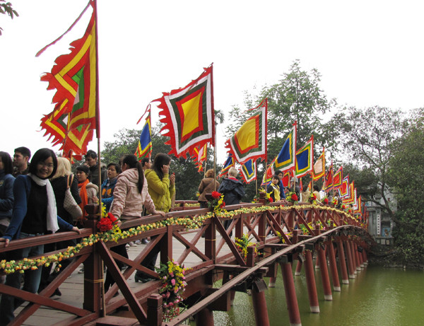 Cầu Thê Húc được trang trí chuẩn bị cho đêm diễn chào mừng năm mới