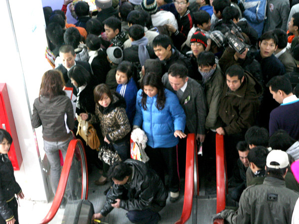 Thang máy ngừng hoạt động vì quá tải