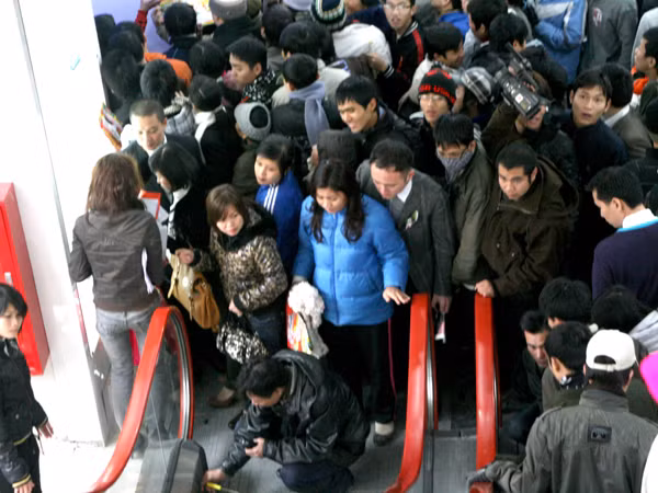 Thang máy ngừng hoạt động vì quá tải