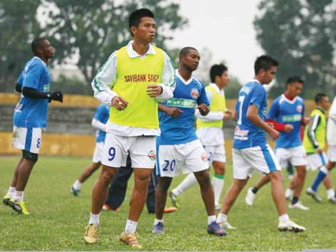  Các cựu cầu thủ Navibank Sài Gòn dự tính kiện đội bóng cũ do vẫn nợ họ gần 1 tỷ dù đã bán đội cho bầu Thụỵ ảnh: Hồng Vĩnh. 