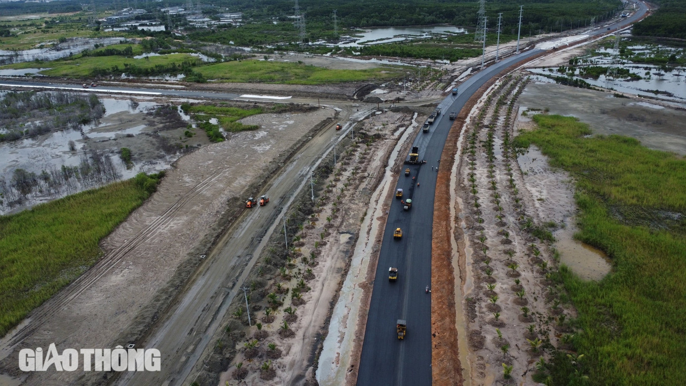 Phần lớn chiều dài tuyến đường đi qua khu vực rừng ngập mặn, nền đất yếu, điều kiện thi công rất khó khăn nên đơn vị thi công phải thực hiện nhiều giải pháp để gia cố nền móng.