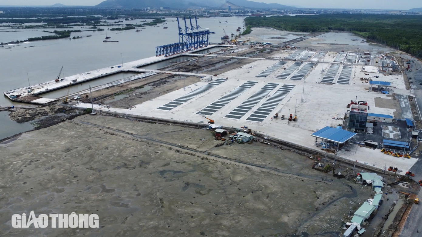 Kỹ sư, công nhân, máy móc được huy động triển khai thi công phần đường nội khu cảng. Lắp đặt hệ thống cẩu, máy móc, các nhà điều hành… Một kỹ sư cho biết các khâu việc chính đã xong, giờ chỉ còn các hạng mục phụ, hoàn thiện dần để đảm bảo cảng khai thác đúng kế hoạch.