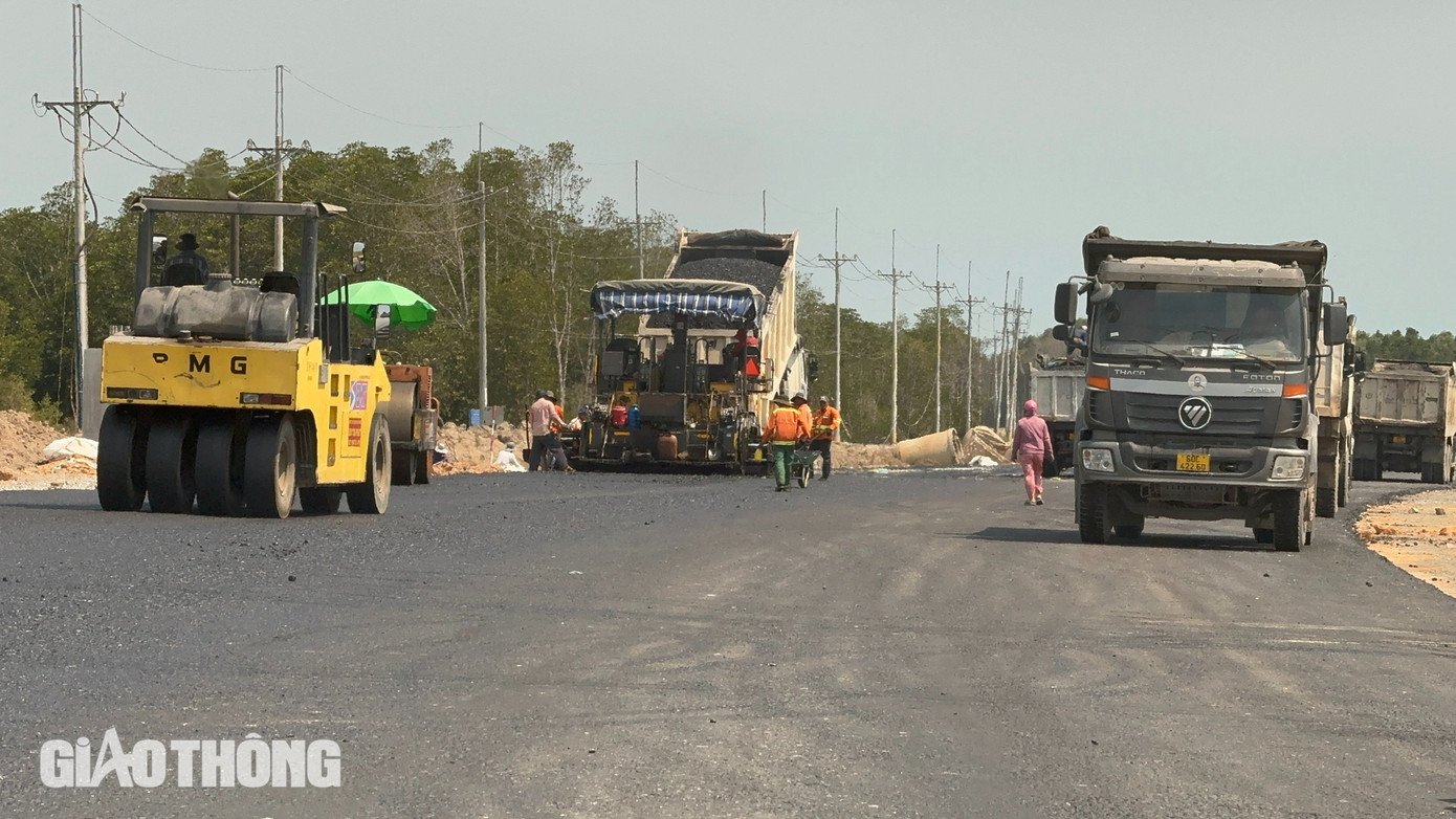 Tới nay đường cơ bản xong, xe có thể ra vào cảng. Công nhân tập trung làm các hạng mục cuối cùng như thảm nhựa một số đoạn còn lại. Triển khai hệ thống chiếu sáng, sơn vạch kẻ đường, biển báo, cảnh báo an toàn, lắp đặt trạm thu phí…
