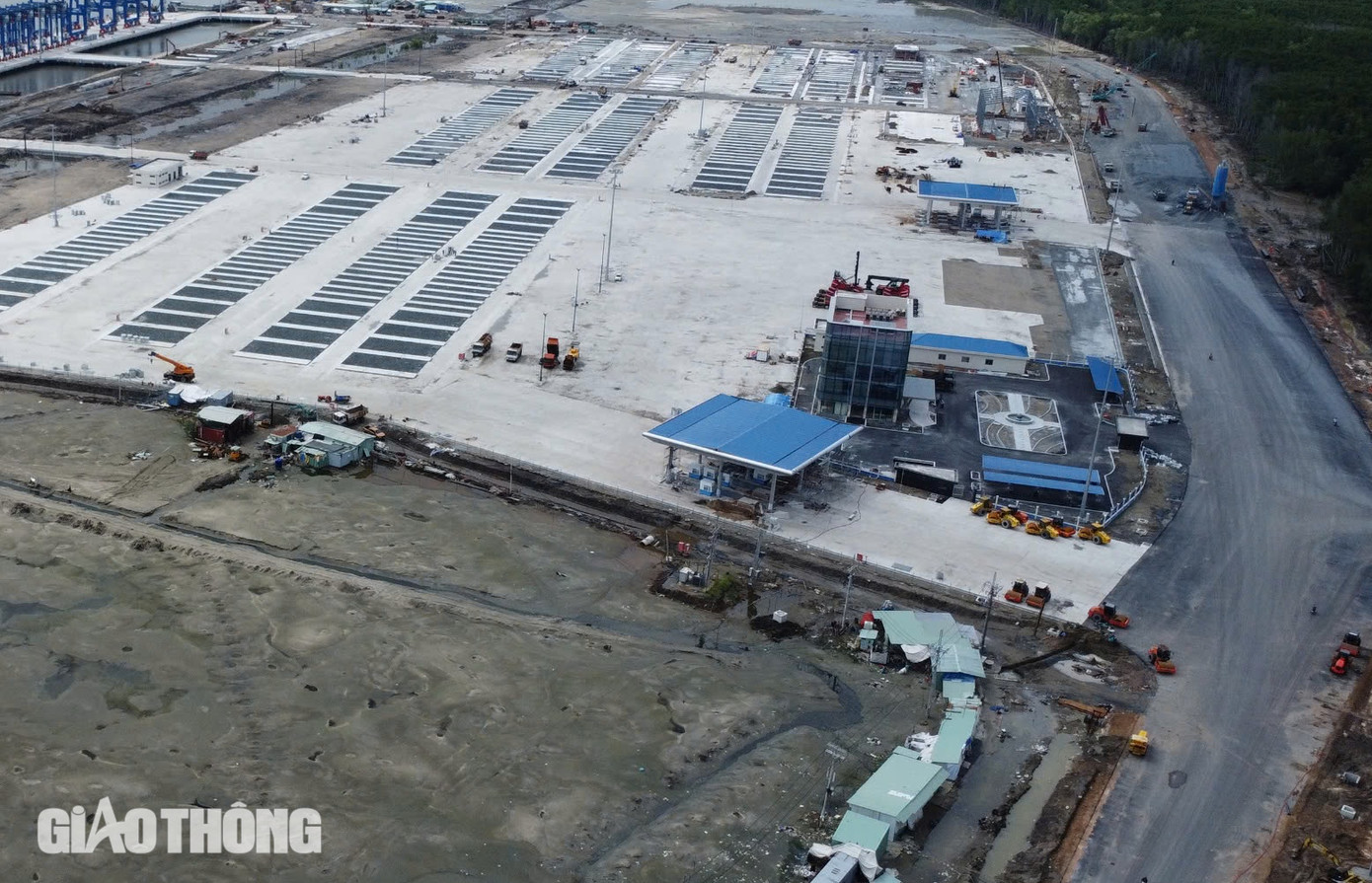 Thời điểm này, trên công trường cảng Phước An cùng đường kết nối vào cảng, kỹ sư, công nhân đang chạy nước rút, hoàn tất những hạng mục cuối cùng để đưa dự án vào sử dụng trong cuối tháng 9.