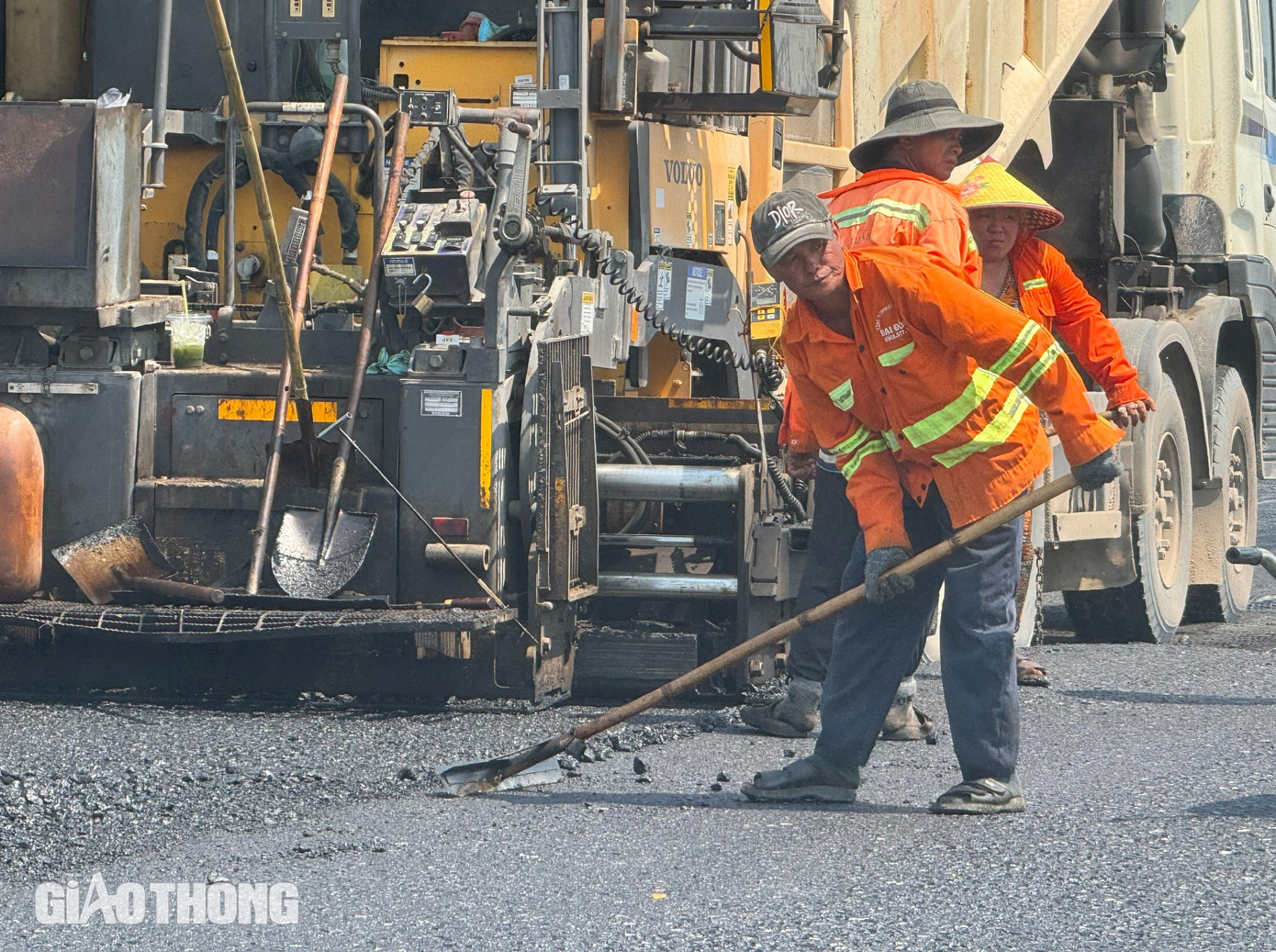 Song song với thi công cảng chính, để đảm bảo khai thác vận hành, hiện các nhà thầu cũng đẩy nhanh tuyến đường dài 6km, tổng mức đầu tư 1.000 tỷ để kết nối vào cảng.