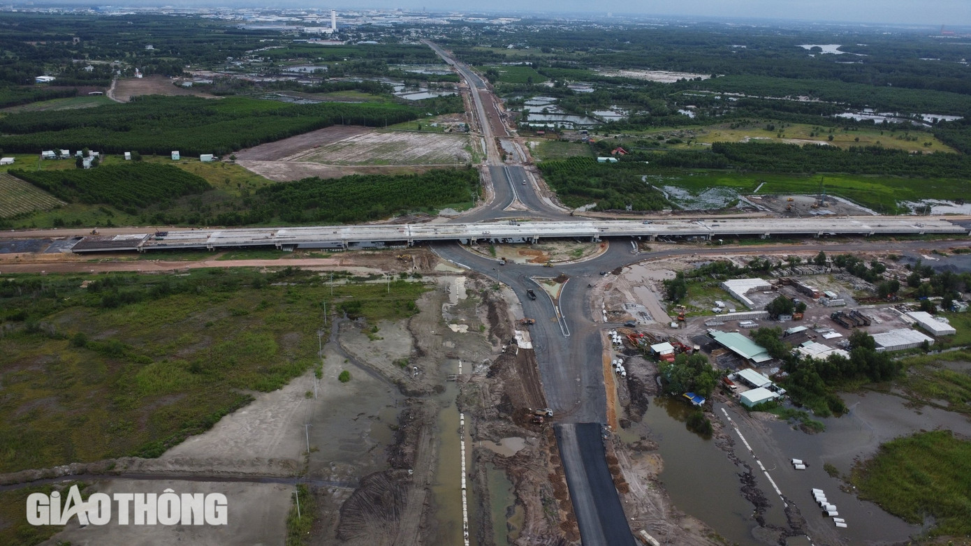 Tuyến này có điểm đầu từ nút giao cao tốc Bến Lức - Long Thành băng qua cánh rừng ngập mặn, vượt sông bằng cầu Tắc Nhã Phương để vào cửa cảng.