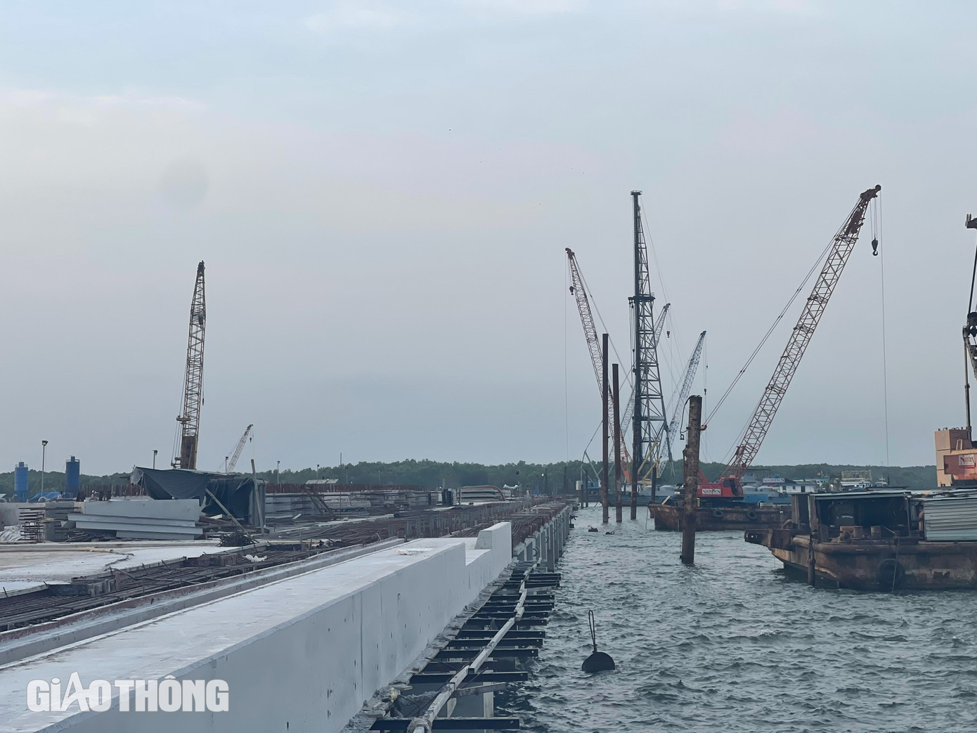 Theo quy hoạch, phân khu cảng có tổng diện tích 183ha, tổng chiều dài bến 3.050m, gồm 6 bến container, 4 bến tổng hợp có khả năng đón tàu có tải trọng 60.000 DWT.