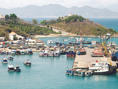 Cảng chỉ đón được thuyền, làm sao vươn ra đại dương? Ảnh: N.Đ.Q. Cảng chỉ đón được thuyền, làm sao vươn ra đại dương? Ảnh: N.Đ.Q