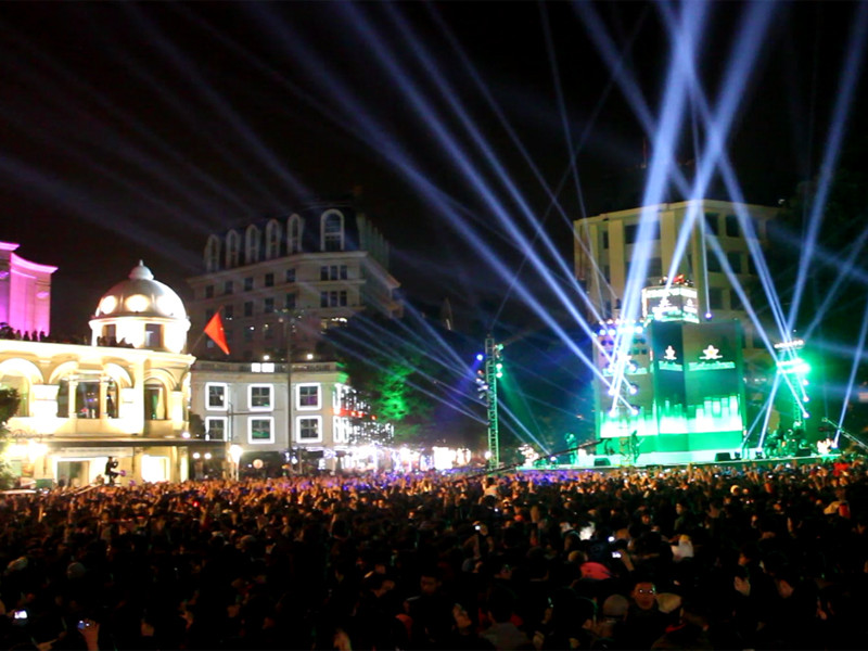 Mọi sự chú ý dần dồn về khu vực trước Nhà hát lớn