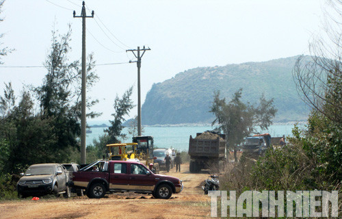 Phía xa xa là Đảo Yến sừng sững án ngữ, che chắn trên biển ngay phía trước núi Rồng