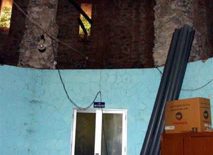 Xí nghiệp kinh doanh nước sạch Hoàn Kiếm đang tận dụng tháp nước làm phòng làm việc và nơi chứa đồ.