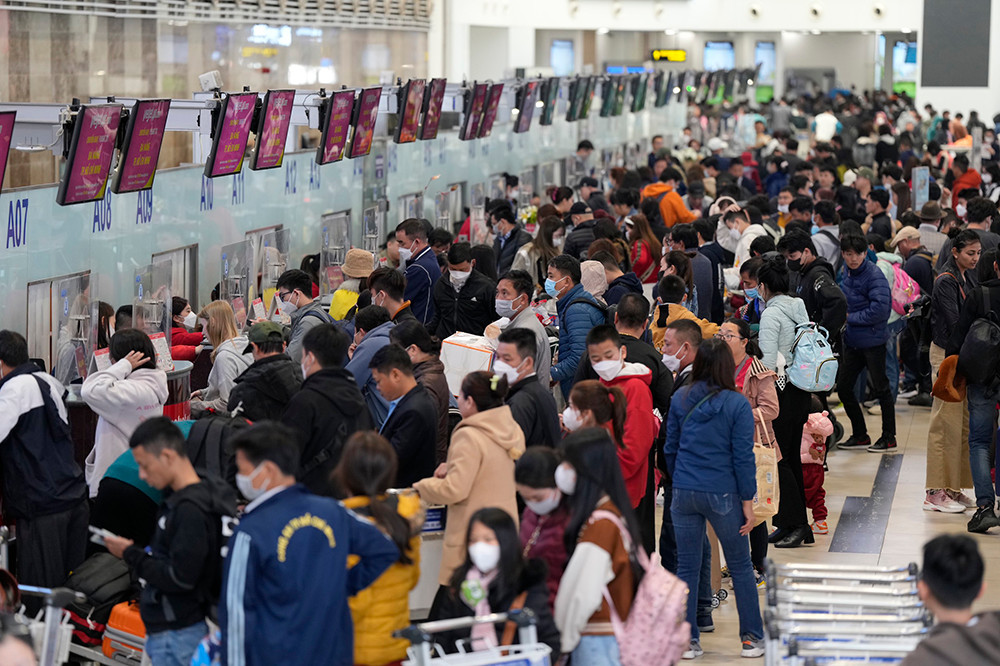 Hôm nay được xem là một trong những ngày lượng khách qua Nội Bài cao nhất dịp Tết Nguyên đán. Hôm nay được xem là một trong những ngày lượng khách qua Nội Bài cao nhất dịp Tết Nguyên đán.