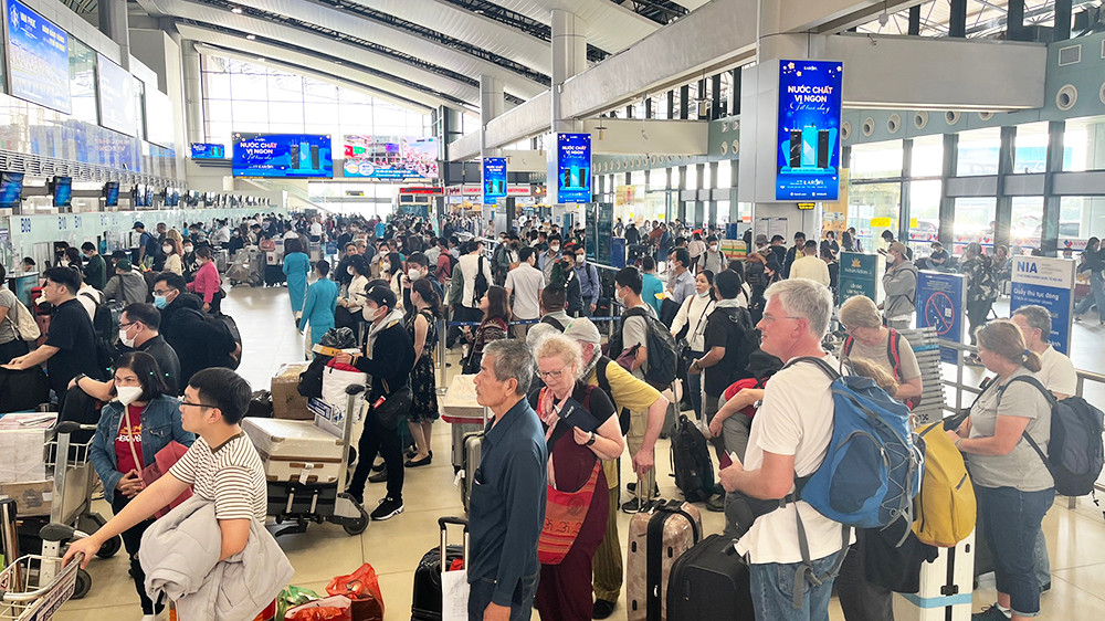 Mùng 5 Tết, sân bay Nội Bài đón hơn 85 nghìn hành khách, hầu hết khách rời Hà Nội sau kỳ nghỉ Tết Nguyên đán Quý Mão năm 2023.