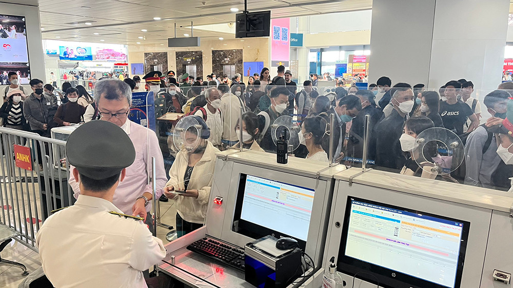 Với khách làm thủ tục check-in trực tuyến và không có hành lý ký gửi có thể ra thẳng cửa an ninh để vào khu vực cách ly, nhằm giảm thời gian xếp hàng chờ đợi.