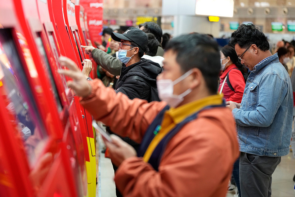 Nhiều khách không có hành lý ký gửi chọn làm thủ tục check-in trực tuyến trước, hoặc tại các máy làm thủ tục tự động thay vì xếp hàng chờ làm thủ tục tại các quầy có nhân viên. Nhiều khách không có hành lý ký gửi chọn làm thủ tục check-in trực tuyến trước, hoặc tại các máy làm thủ tục tự động thay vì xếp hàng chờ làm thủ tục tại các quầy có nhân viên.