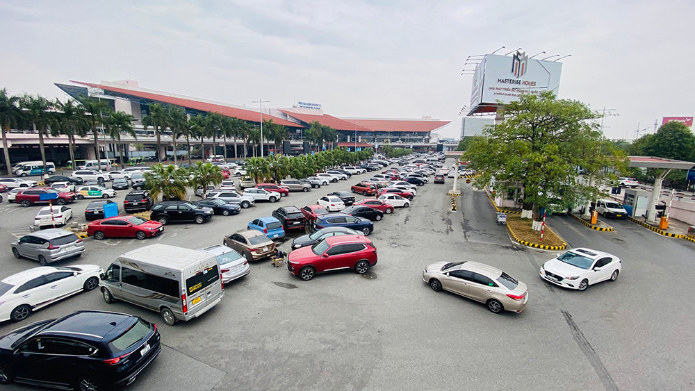 Bãi đỗ xe trước sân bay Nội Bài không còn chỗ trống. Bãi đỗ xe trước sân bay Nội Bài không còn chỗ trống.